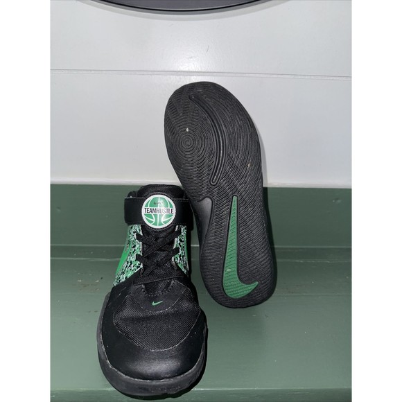 Nike Boys Team Hustle DC1994-001 Black/Green Basketball Shoes Sneakers Size 2.5Y - Picture 6 of 7
